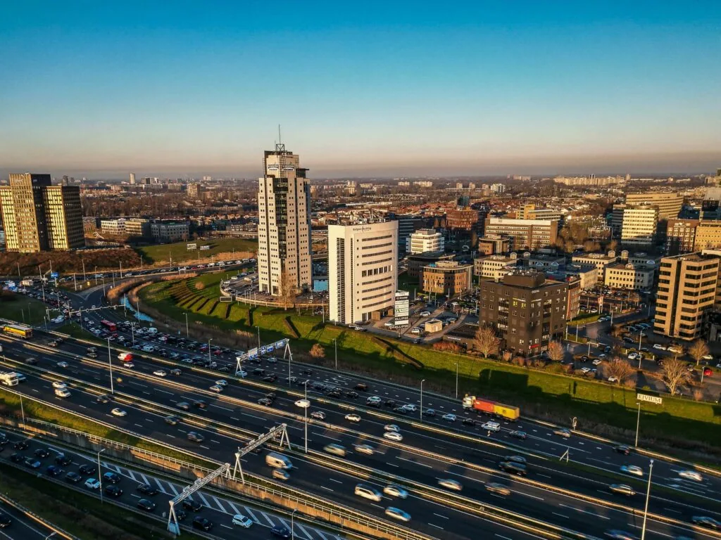Luchtfoto van Rivium Quadrant in Capelle aan den IJssel met druk verkeer op de naastgelegen snelweg.